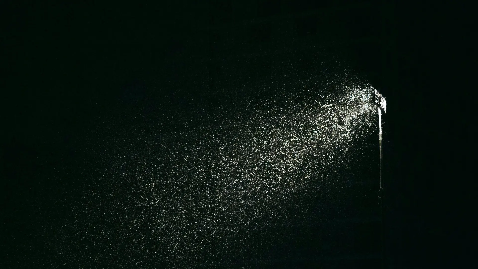 Boquilla soltando una niebla fina de agua sobre un fondo oscuro