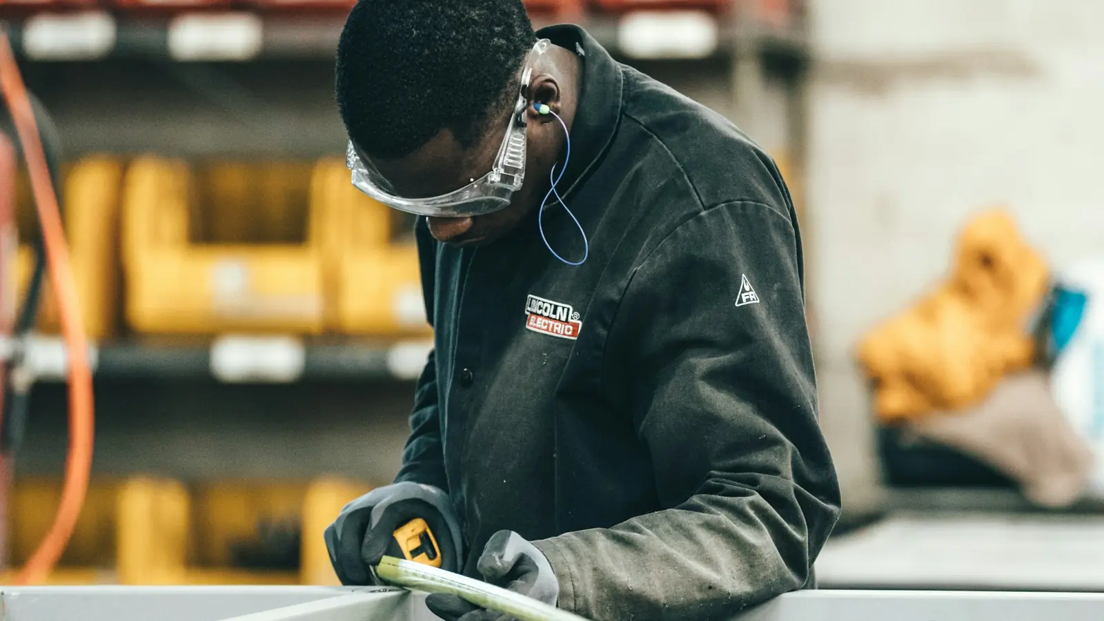 Técnico trabajando sobre una pieza metálica en el taller