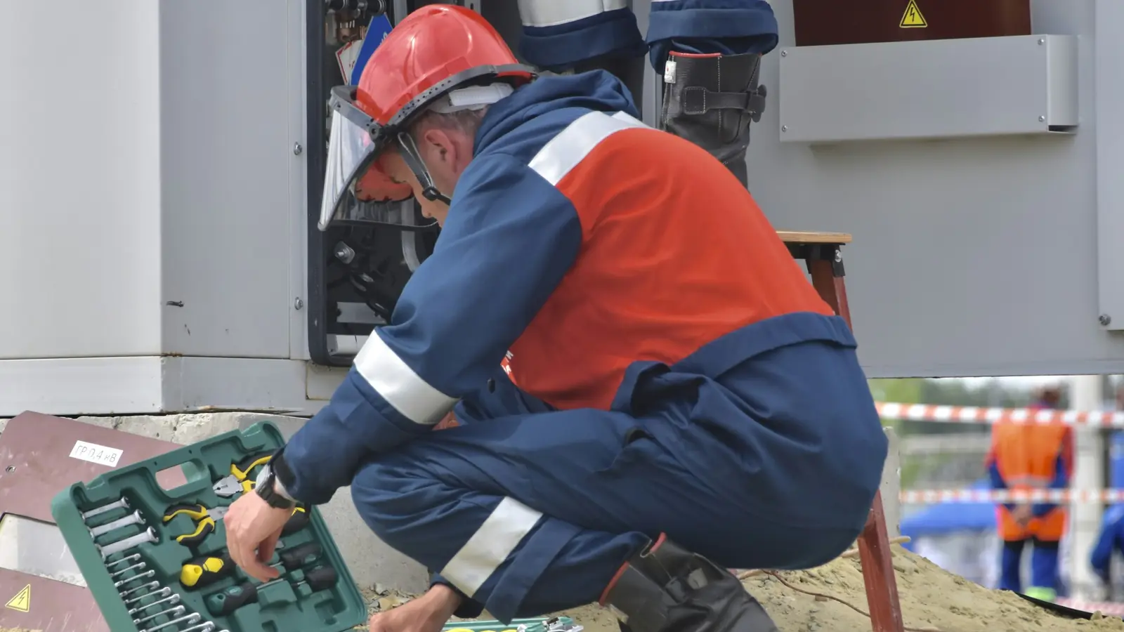 Técnico en terreno revisando un equipo con sus herramientas